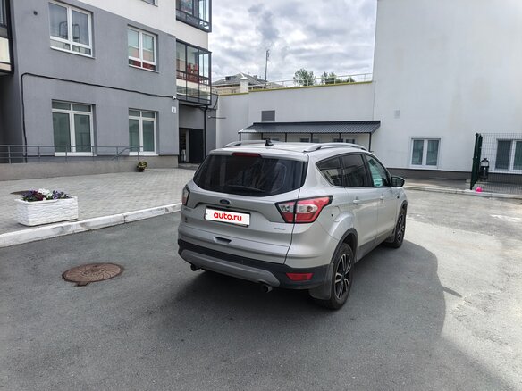 2017 Ford Kuga II Рестайлинг, серый, 1600000 рублей - вид 4