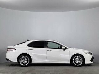 2018 Toyota Camry VIII (XV70), белый, 2399000 рублей, вид 4