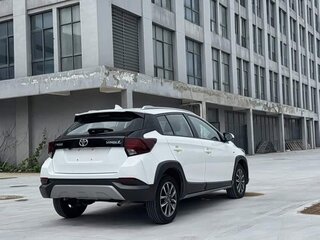 2023 Toyota Yaris IV, белый, 1000111 рублей, вид 5