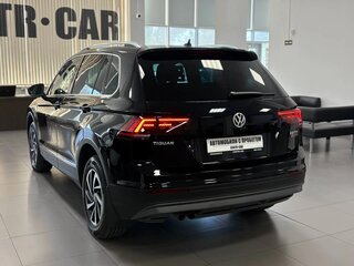 2017 Volkswagen Tiguan II, чёрный, 2250000 рублей, вид 3