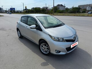 2011 Toyota Vitz III (XP130), серый, 695000 рублей, вид 3