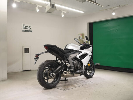 2024 Triumph Daytona 660, белый, 900000 рублей, вид 5
