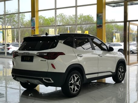 2022 Kia KX3, белый, 1800000 рублей, вид 3