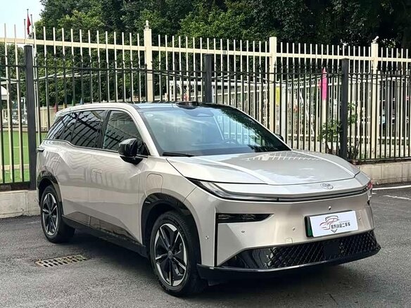 2026 Toyota bZ3X 58.3 kWh, бежевый - вид 2