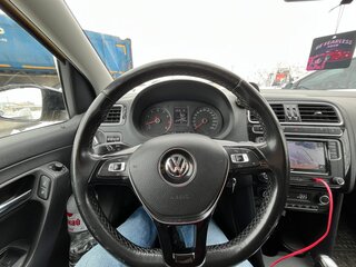 2017 Volkswagen Polo V Рестайлинг, жёлтый, 905000 рублей, вид 4