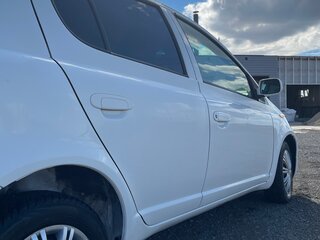 2001 Toyota Vitz I (P10), белый, 290000 рублей, вид 5