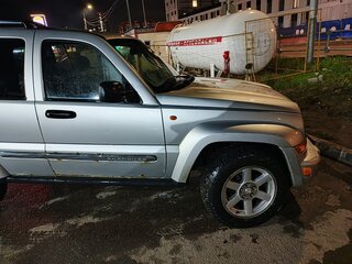 2007 Jeep Cherokee III (KJ) Рестайлинг, серебристый, 600000 рублей, вид 3