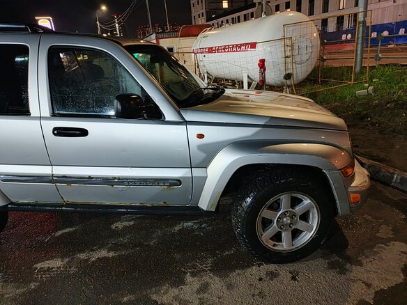 2007 Jeep Cherokee III (KJ) Рестайлинг, серебристый, 600000 рублей - вид 2