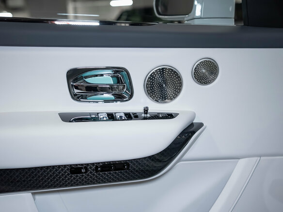 2025 Rolls-Royce Cullinan Black Badge I Рестайлинг (Series II), белый, 64500000 рублей - вид 30