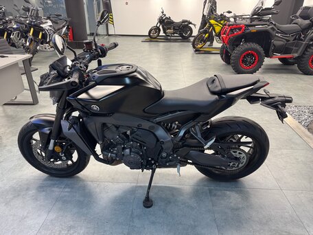 2025 Yamaha MT-09 (FZ-09), серый, 1290000 рублей, вид 2