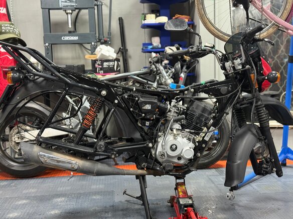 2023 Bajaj Boxer BM 150X, красный - вид 14