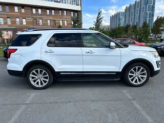 2016 Ford Explorer V Рестайлинг, белый, 2300000 рублей, вид 4
