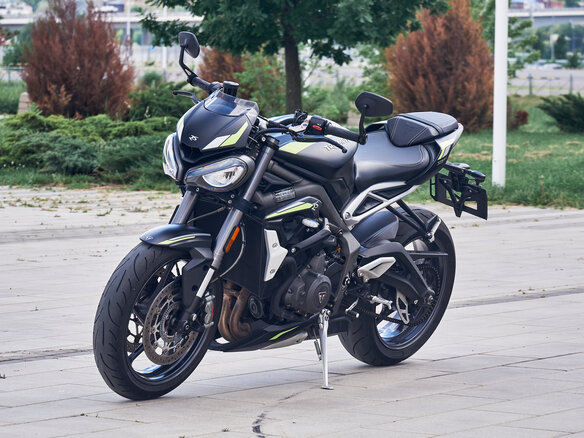 2021 Triumph Street Triple, чёрный, 940000 рублей - вид 3