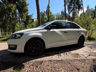 2017 Volkswagen Polo V Рестайлинг, белый, 650000 рублей, вид 4