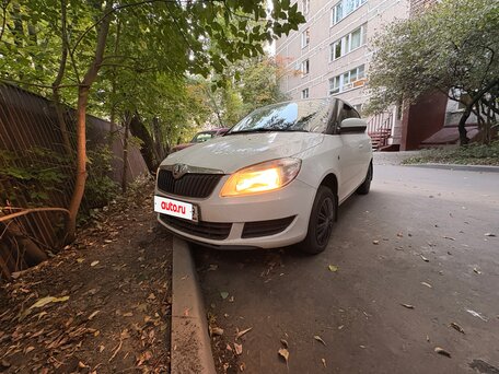 2013 Skoda Fabia II Рестайлинг, белый, 480000 рублей, вид 2