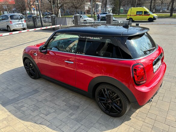 2019 Mini Hatch Cooper III (F55/F56) Рестайлинг, красный, 1800000 рублей - вид 4