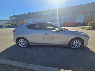 2023 Mazda 3 IV (BP), бежевый, 1450000 рублей, вид 2