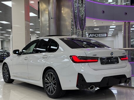2025 BMW 3 серии 320i xDrive VII (G2x) Рестайлинг 2, белый, 6495000 рублей, вид 3