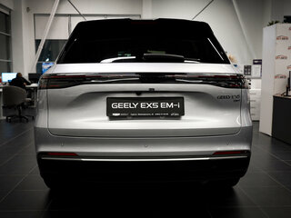 2026 Geely EX5 Гибрид EM-i, серебристый, 3974990 рублей, вид 4