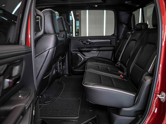 2026 Ram 1500 Crew Cab V Рестайлинг, красный - вид 18