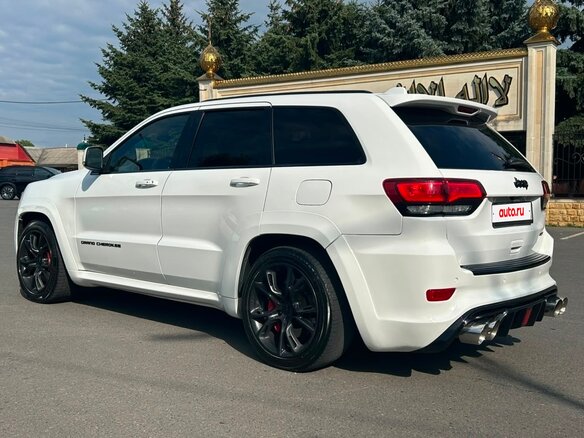 2013 Jeep Grand Cherokee SRT IV (WK2) Рестайлинг, белый - вид 4