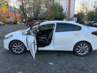 2017 Kia Cerato III Рестайлинг (Classic), белый, 1200000 рублей, вид 4