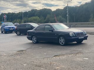 1998 Mercedes-Benz E-Класс 200 II (W210, S210), синий, 350000 рублей, вид 1