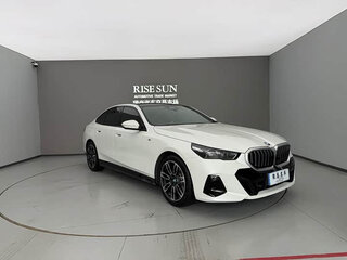 2024 BMW 5 серии 525i VIII (G60/G61/G68), белый, 5502454 рублей, вид 3