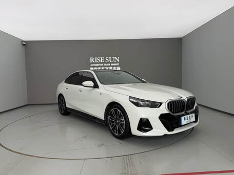 2024 BMW 5 серии 525i VIII (G60/G61/G68), белый, 5502454 рублей, вид 3