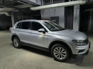 2017 Volkswagen Tiguan II, серебристый, 2149000 рублей, вид 1