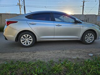 2017 Hyundai Solaris II, серебристый, 1100000 рублей, вид 2