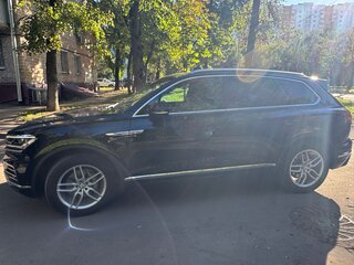 2019 Volkswagen Touareg III, чёрный, 3900000 рублей, вид 4