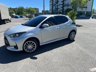 2021 Toyota Yaris IV, серебристый, 1290000 рублей, вид 4