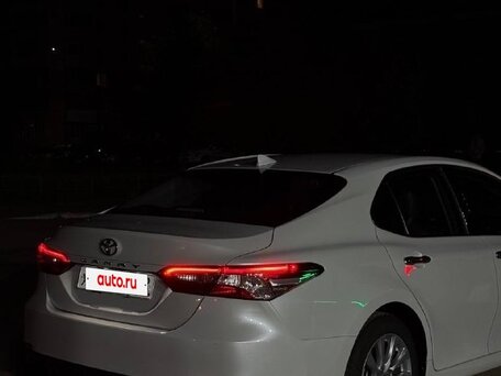 2018 Toyota Camry VIII (XV70), белый, 2500000 рублей, вид 1