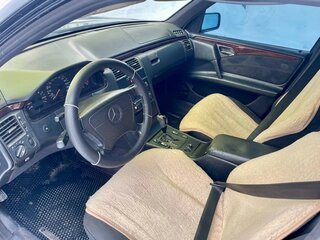 1997 Mercedes-Benz E-Класс 230 II (W210, S210), чёрный, 400000 рублей, вид 3