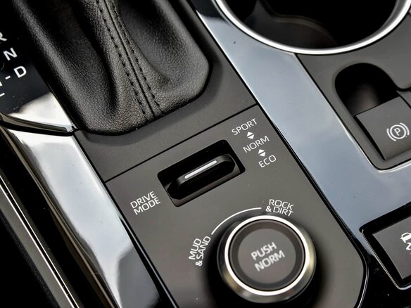 2026 Toyota Highlander IV (XU70), чёрный - вид 18