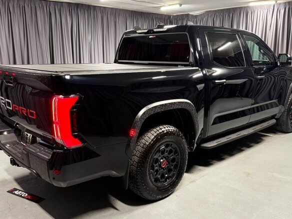 2025 Toyota Tundra CrewMax III, чёрный - вид 2
