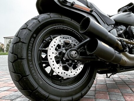 2018 Harley-Davidson Fat Bob, серый, 1300000 рублей, вид 4