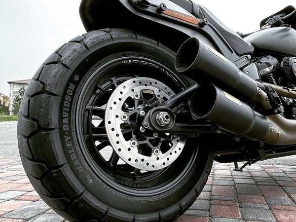 2018 Harley-Davidson Fat Bob, серый, 1300000 рублей - вид 3