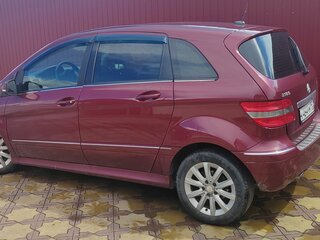 2011 Mercedes-Benz B-Класс 180 I (W245) Рестайлинг, красный, 700000 рублей, вид 3