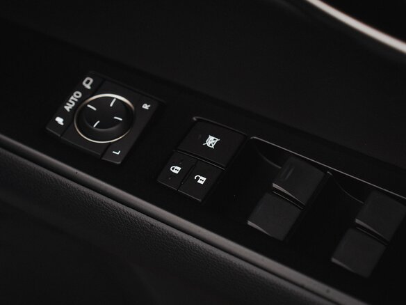2020 Lexus UX 260h I, серебристый, 3000000 рублей - вид 18