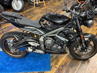 2022 Triumph Street Triple, чёрный, 758000 рублей, вид 1