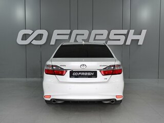 2016 Toyota Camry VII (XV50) Рестайлинг, белый, 2349000 рублей, вид 4