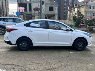 2020 Hyundai Solaris II Рестайлинг, белый, 925000 рублей, вид 3