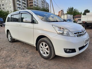 2010 Toyota ISis I Рестайлинг, белый, 1600000 рублей, вид 2