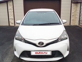 2015 Toyota Vitz III (XP130) Рестайлинг, белый, 850000 рублей, вид 1