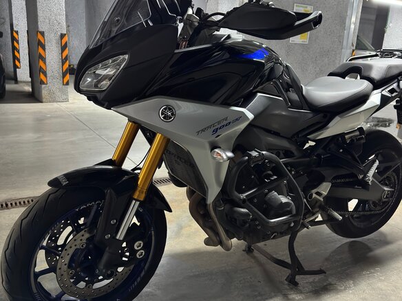 2018 Yamaha MT-09 Tracer (FJ-09), серый, 915000 рублей