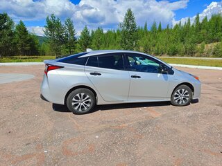 2019 Toyota Prius IV Рестайлинг (XW50), серебристый, 1700000 рублей, вид 3