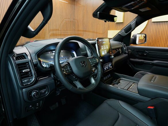 2026 Ram 1500 Crew Cab V Рестайлинг, чёрный - вид 12