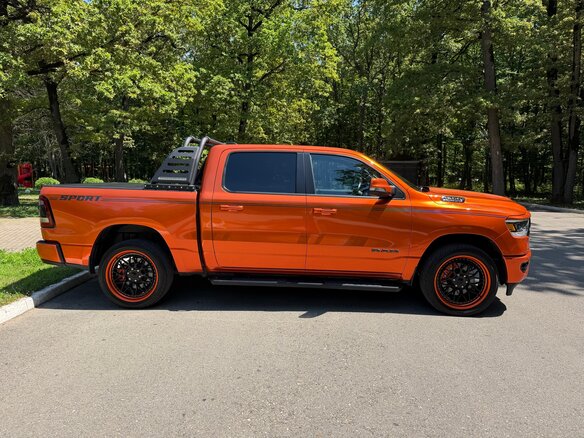 2022 Ram 1500 Crew Cab V, оранжевый, 6800000 рублей - вид 10